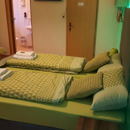 Kansakar Hotel ไคเซอร์สเลาเทิร์น ภายนอก รูปภาพ